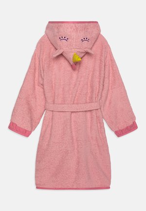 Robe à capuche rose en tissu éponge doux, ornée d'un bec et d'yeux jaunes sur la capuche, avec des poignets et une ceinture contrastants en rose.