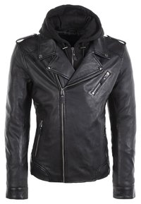 Chaqueta de motorista de cuero negro con capucha negra desmontable, cremallera asimétrica, bolsillos en el pecho y laterales, y detalles en metal plateado.