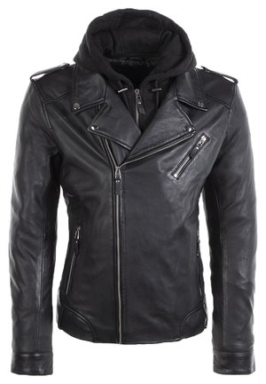 Veste de motard en cuir noir avec une capuche noire amovible, fermeture éclair asymétrique, poches poitrine et latérales, et accents en quincaillerie argentée.