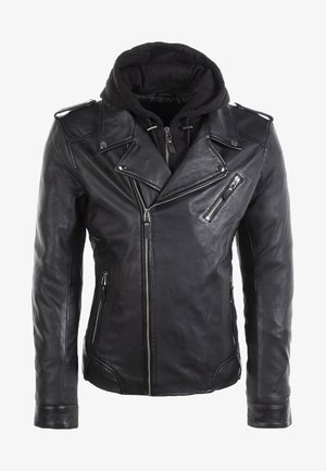 Veste de motard en cuir noir avec une capuche noire amovible, fermeture éclair asymétrique, poches poitrine et latérales, et accents en quincaillerie argentée.