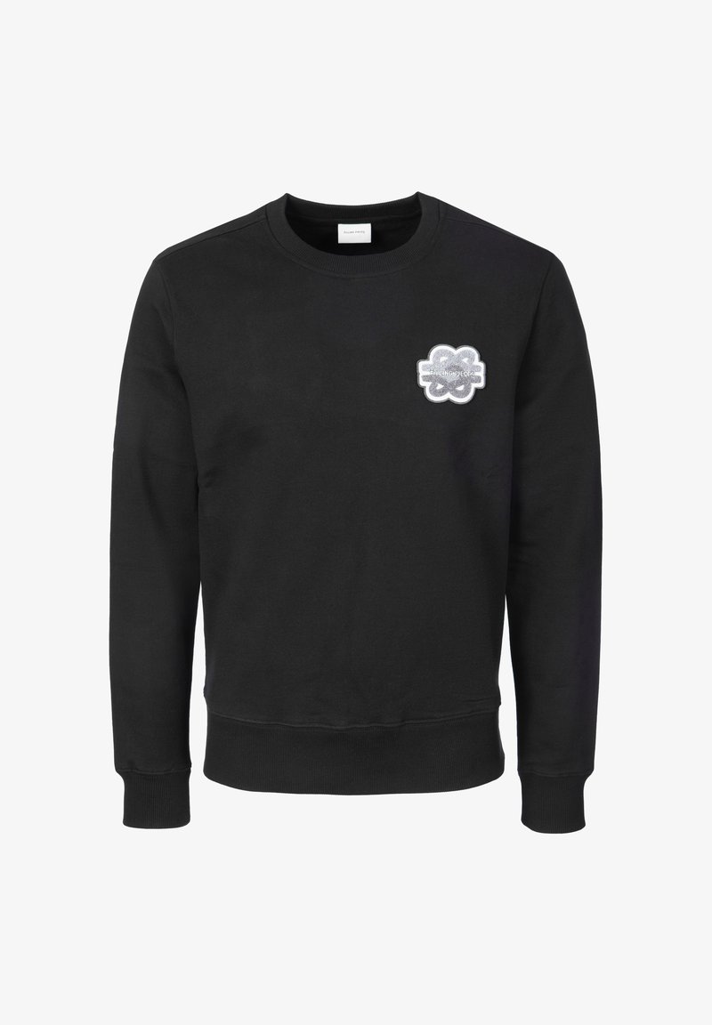 Černá mikina s kulatým výstřihem, dlouhými rukávy a žebrovanými manžetami, s malou bílou a šedou abstraktní nášivkou na levé straně hrudi.