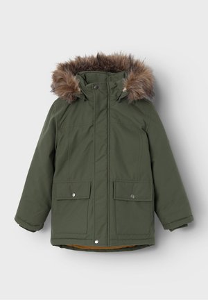 Parka d'hiver vert foncé avec fermeture éclair devant, poches à boutons-pression et capuche bordée de fausse fourrure marron.