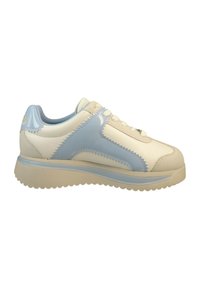 Hvite og lys blå sneakers med glatt skinnøvre, sikksakk-søm, rund tå og en tykk, teksturert såle.