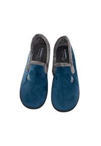 Un par de zapatillas azul tipo slip-on con forro de piel gris y suelas negras, vistas desde arriba sobre un fondo blanco.