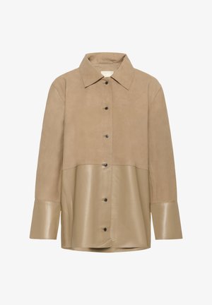 Bež usnjena in semiš srajčna jakna z ovratnikom, sedmimi črnimi gumbi in dolgimi rokavi; značilna dvobarvna zasnova.