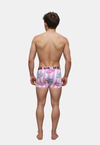 Herre boxer briefs med et pink stribemønster og donutmotiver, elastisk taljebånd med "MR UK" tekst og en tætsiddende pasform.