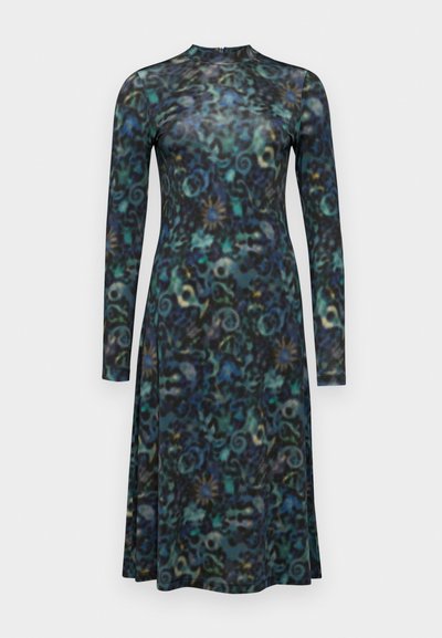 Tumši zila un zaļa krāsu garās piedurknes kleita ar viļņojošiem rakstiem. Gluda auduma, augsta dekoltē un potītes garuma izskats.