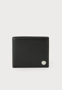 Portefeuille en cuir noir de forme rectangulaire et texture lisse. Se distingue par un accent logo circulaire en argent à l'avant.