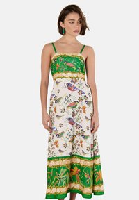 Abito maxi con corpetto floreale verde, con intricate trame di uccelli e fiori su una gonna bianca, e dettagli verdi sull'orlo e in vita.
