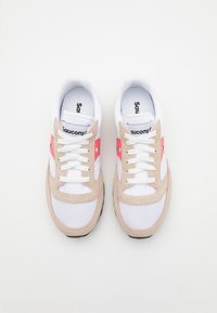 Sneakers bianchi e beige con tomaia in rete, dettagli in suede, pannello laterale rosa e lacci bianchi. Suole in gomma nera.
