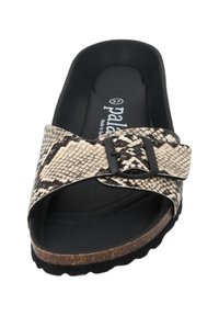 Zwart en beige faux snakeskin slide sandaal met een brede band met een zwarte gesp, een getextureerde binnenzool en een kurkachtige zool.