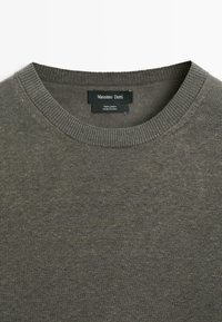 Olivengrøn crewneck-trøje lavet af 100% linned, med ribbet krave og mærket "Massimo Dutti" syet ind på indersiden af halsudskæringen.