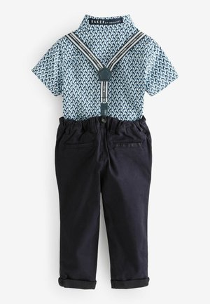 Korte mouwen shirt met een blauw patroon, gecombineerd met donkerblauwe broek met opgerolde pijpen en verstelbare tailleband.