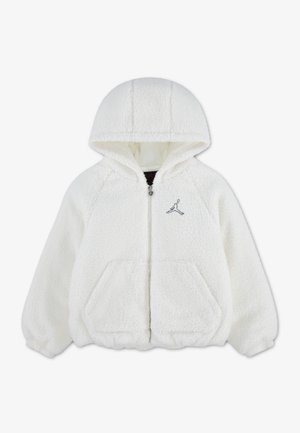 Veste blanche duveteuse à capuche avec fermeture éclair devant, poches avant et petit logo noir sur la poitrine côté gauche.