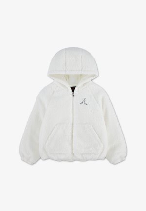 Weiße flauschige Kapuzenjacke mit Vorderreißverschluss, Fronttaschen und kleinem schwarzem Logo auf der linken Brustseite.