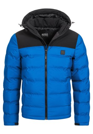 Giacca a vento blu con spalle nere, dotata di zip frontale e cappuccio. Materiale strutturato, trapuntato, e logo sul petto.