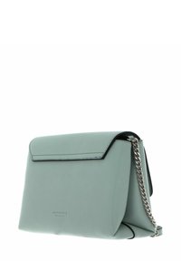 Sac en cuir vert menthe avec une forme structurée, un rabat replié, des accents noirs et une bandoulière chaîne argentée. Présente un logo estampé sur le devant.
