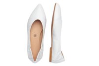 Bailarinas blancas con puntera puntiaguda, parte superior de sintético suave, borde elástico y suela marrón claro. Diseño minimalista con líneas limpias.