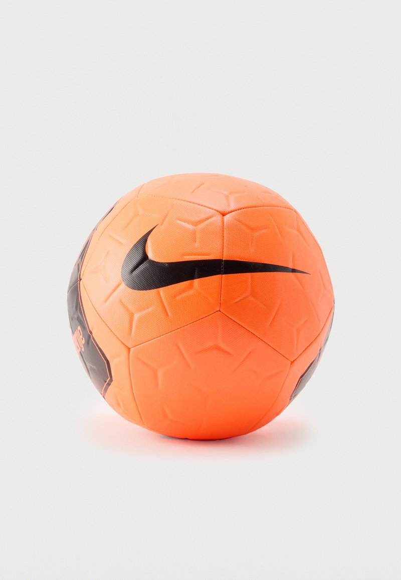 Λαμπερή πορτοκαλί μπάλα ποδοσφαίρου Nike με μαύρο λογότυπο swoosh και υφασμένους εξαγωνικούς πίνακες σε απλό λευκό φόντο.