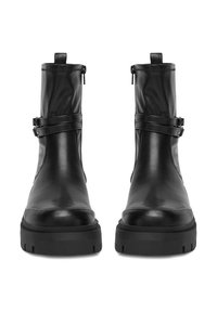 Melnas ādas potītes zābaki ar gludu apdari, rāvējslēdzēja aizdari un plakanu gumijas zoli. Satur dekoratīvu jostu pāri augšdaļai.