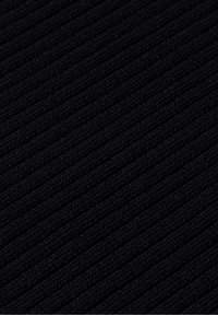 Tessuto nero con una texture a coste, caratterizzato da linee verticali strette e uniformemente distanziate su tutta la superficie. Materiale morbido e flessibile.