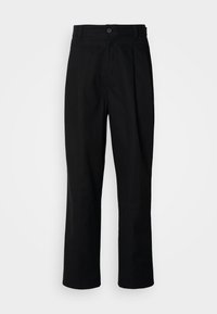 Zwarte rechte broek met een knoopsluiting, lusjes voor een riem en een voornaad, gepresenteerd tegen een effen witte achtergrond.