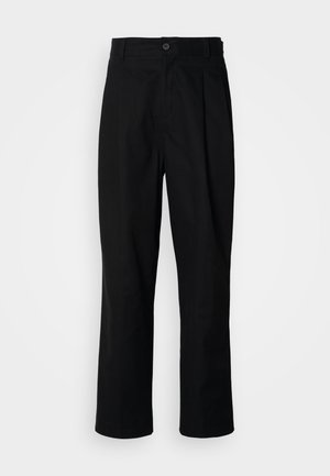 Pantaloni neri a gamba dritta con vita con bottoni, passanti per cintura e piega frontale, esposti su uno sfondo bianco semplice.