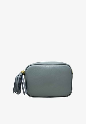 Bolso bandolera de cuero gris claro con acabado texturizado, con cierre de cremallera y un tassel decorativo en un lado.