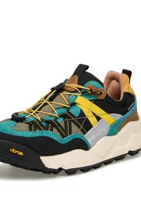 Baskets colorées présentant un mélange de matériaux : accents teal, noir, jaune et gris. Semelle extérieure noire audacieuse et panneaux texturés avec un système de laçage.