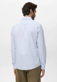 Hellesblau gestreiftes Hemd mit langen Ärmeln und Kragen, mit geradem Schnitt und Knopfdetails an den Manschetten.
