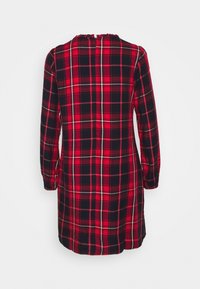 Langärmliges Kleid im rot-blauen Karo-Muster, mit rundem Ausschnitt und Raffung im Rücken. Glatter Stoff mit angenehmer Textur.