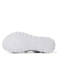 Suola di scarpa sportiva bianca con gomma testurizzata, caratterizzata da modelli di battistrada pronunciati per aderenza e flessibilità. Bordo liscio e punta arrotondata.