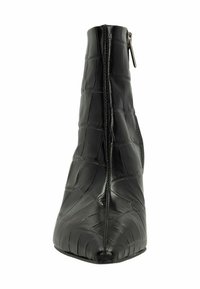 Bottine noire à bout pointu, en cuir brillant à motif crocodile. Équipée d'une fermeture éclair sur le côté et d'une silhouette épurée.