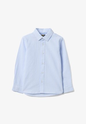 Camisa azul claro de manga larga con cuello abotonado. Presenta una tela texturizada con rayas verticales blancas y un dobladillo curvado.