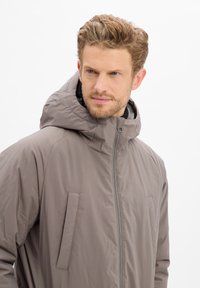 Lichte grijze hoodie met een ritssluiting, met twee voorzakken en een gladde textuur. Ideaal voor het lagen van kleding en buitenactiviteiten.