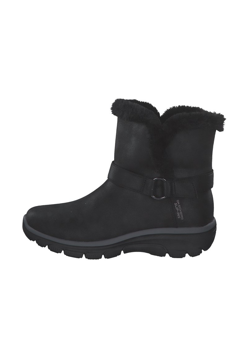 Bottines noires en suède avec un revers en fausse fourrure, une sangle avec une boucle et une semelle rembourrée pour le confort.
