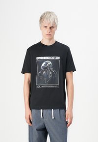 Black T-shirt with a graphic of a jellyfish and text "SYNTHETIC NATURE". Cotton material, short sleeves, crew neck design.