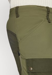 Fjällräven KEB TROUSERS M - Hlače za otvoreno - deep forest/laurel green