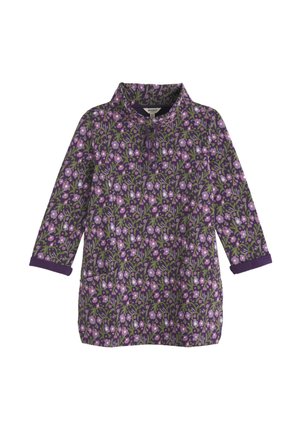 Gėlėtu raštu tunika su tamsiai purpuriniu fonu, dekoruota rožiniais ir žaliais žiedais. Tunika su ilgomis rankovėmis ir apykakle.