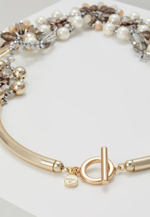 Náhrdelník se zlatým tónem a zapínáním na otočný uzávěr, zdobený shluky perel, křišťálových a kovových korálků v neutrálních odstínech.