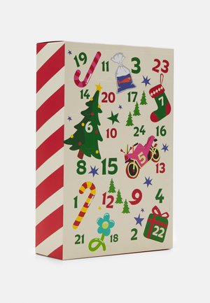 Adventkalenderdoos met een crèmekleurige achtergrond, rode gestreepte zijkanten en kleurrijke illustraties van kerstitems, nummers en patronen.