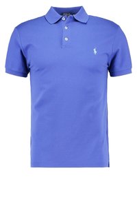 Polo in levendig blauwe katoenen stof, met een klassieke kraag, drie knopen, korte mouwen en een klein geborduurd logo op de borst.