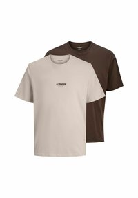 Dos camisetas en un beige neutro y un marrón oscuro. Ambas tienen mangas cortas, cuello redondo y un pequeño logo de "JJ Studios" en el frontal.