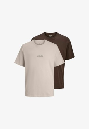 Deux t-shirts dans un beige neutre et un marron foncé. Les deux ont des manches courtes, un col rond et un petit logo "JJ Studios" sur le devant.