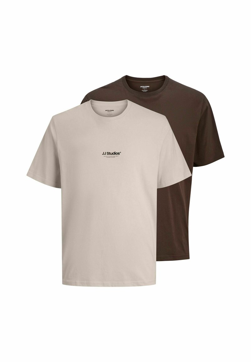Dos camisetas en un beige neutro y un marrón oscuro. Ambas tienen mangas cortas, cuello redondo y un pequeño logo de "JJ Studios" en el frontal.