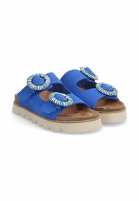 Sandali in suede blu con doppie decorazioni rotonde, caratterizzati da un design con ritagli e una suola texturizzata beige, che offrono un'estetica casual e moderna.