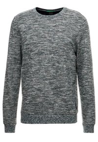 Sudadera gris texturizada con cuello redondo, mangas largas y puños y dobladillo acanalados. Presenta un patrón moteado en toda su superficie.