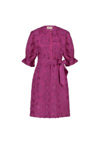 Roze jurk met bloemen- en zonpatronen, korte gerimpelde mouwen, knoopsluiting aan de voorkant en een strikceintuur. Getextureerde stof.