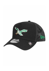 Schwarze Baseballmütze mit einem starren Schirm, ausgestattet mit einem grünen gestickten Adler-Logo. Mesh-Rücken für Belüftung und verstellbarer Riemen für die Passform.