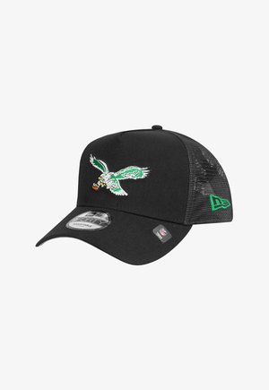 Schwarze Baseballmütze mit einem starren Schirm, ausgestattet mit einem grünen gestickten Adler-Logo. Mesh-Rücken für Belüftung und verstellbarer Riemen für die Passform.